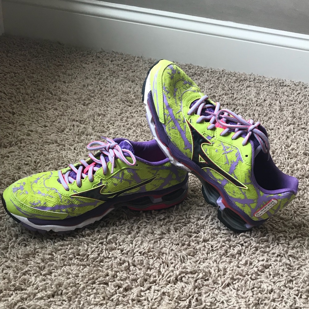 Mizuno Wave Creation